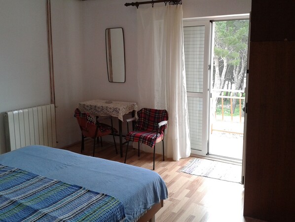 Camera doppia, balcone | Una scrivania, Wi-Fi gratuito, lenzuola