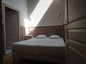 Apartment (Coquelicot) | Free WiFi, bed sheets - Résidences De Chartres (Chartres)