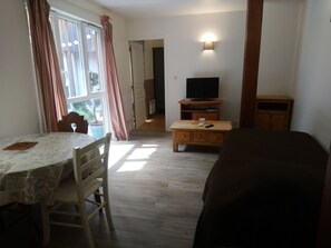 Apartment (Fraise) | Living room | Flat-screen TV - Résidences De Chartres (Chartres)