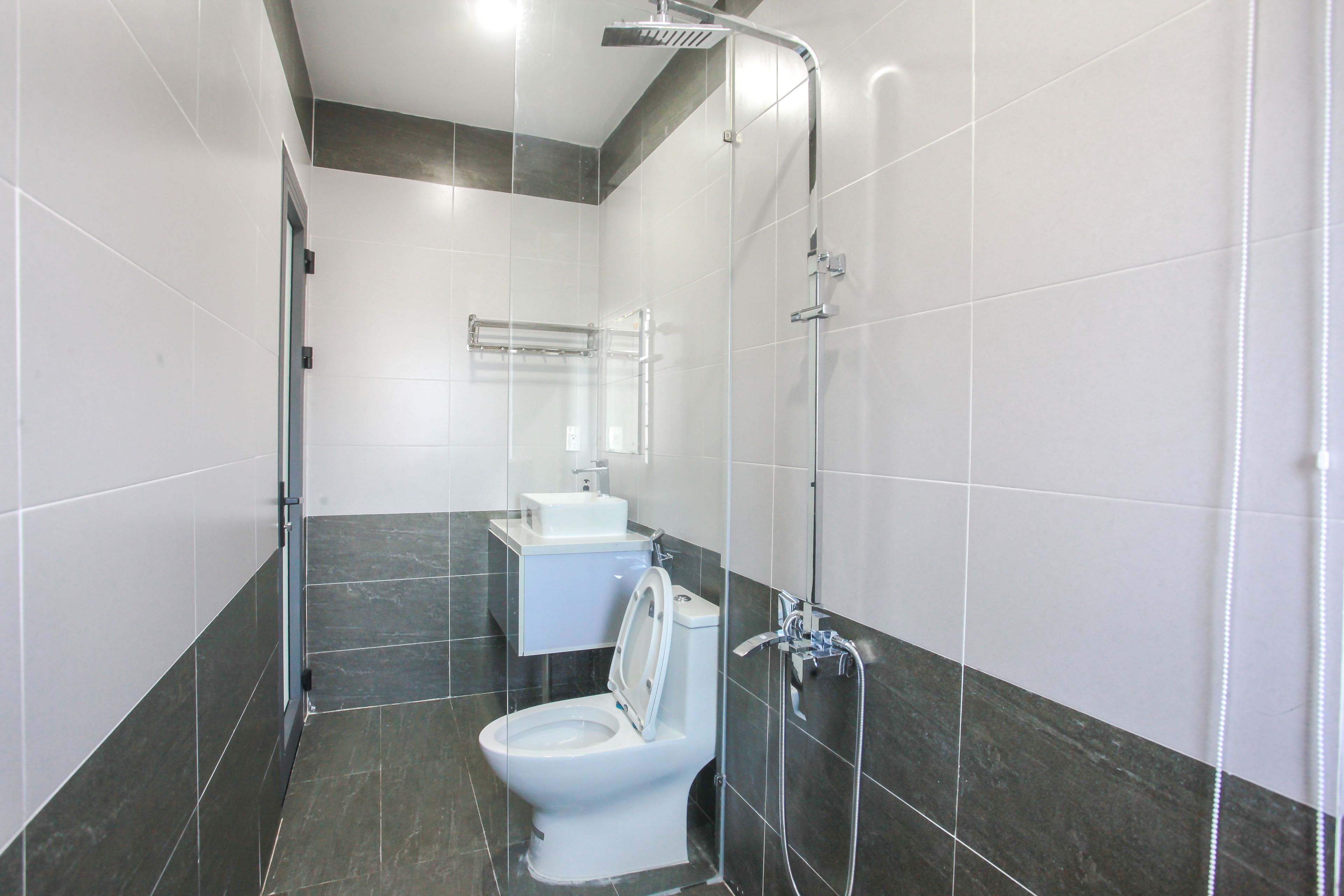 Studio | Bathroom | Shower, rainfall showerhead, free toiletries, hair dryer