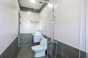 Studio | Bathroom | Shower, rainfall showerhead, free toiletries, hair dryer - Carol Apartment (Da Nang)