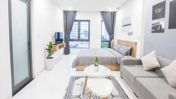 Estúdio | Escrivaninha, cortinas blackout, quartos à prova de som