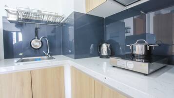 Estúdio | Cozinha americana privada | Geladeira, micro-ondas, cooktop, chaleira elétrica