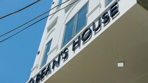 Ein Gebäude mit dem Schriftzug "Dream House" auf der Fassade.