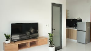 Eine moderne Küche mit Einbauofen, Kühlschrank und einer Holzausziehtischplatte.