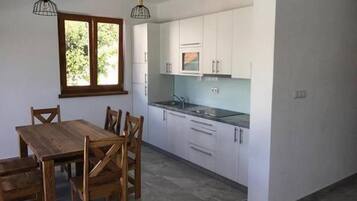 Pool house 1 | Private kitchen | Full-size fridge, microwave, stovetop, dishwasher