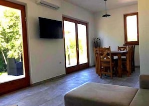 Pool House | Ruang tamu | TV skrin rata 