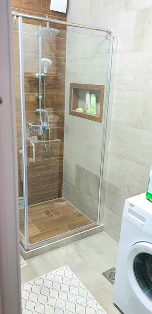 Haartrockner, Handtücher, Seife, Shampoo