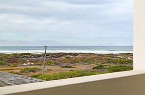 Beach/ocean view - Regal Loft Muizenberg East Beach (Cape Town)