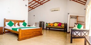 Desk, soundproofing, rollaway beds, free WiFi