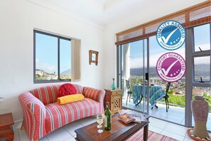 Flat-screen TV - Studio Apartment Fish Hoek Bay (Cape Town)