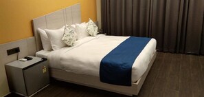 Presidential Studio Suite | Minibar, in-room safe, desk, laptop workspace