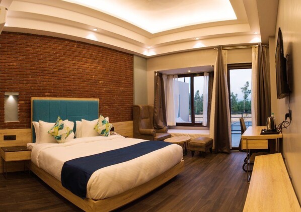 Luxury Room | Minibar, in-room safe, desk, laptop workspace