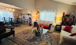 Smart TV, fireplace, books, printers - Home away from Home.Family & Pet friendly30+days (Canyon Lake)