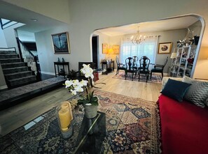 Smart TV, fireplace, books, printers - Home away from Home.Family & Pet friendly30+days (Canyon Lake)