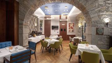 Petit déjeuner composé de spécialités régionales (15 EUR par personne)