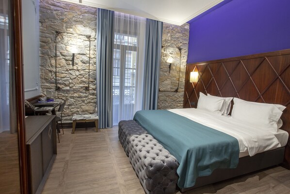 ميني بار ومكتب وتجهيزات عازلة للصوت وواي فاي مجانًا