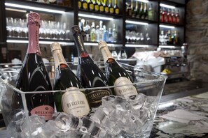 Bar (on property) - Hotel Solun (Trieste)