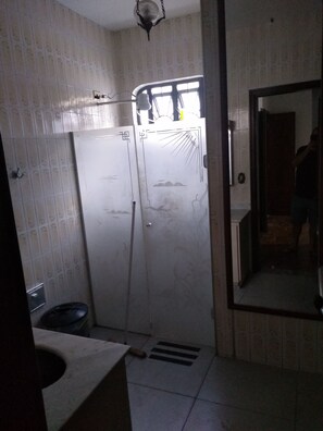 Bathroom - Maringá/PR- Single room with shared bathroom (Maringá)