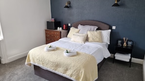 Basic Double Room, Ensuite, Courtyard View - The Portcullis Hotel (Bristol)