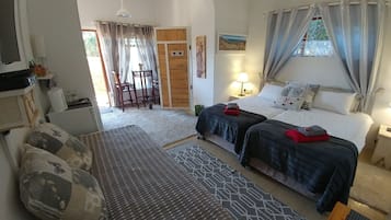 Comfort driepersoonskamer (Mako) | Luxe beddengoed, een bureau, een laptopwerkplek, gratis wifi
