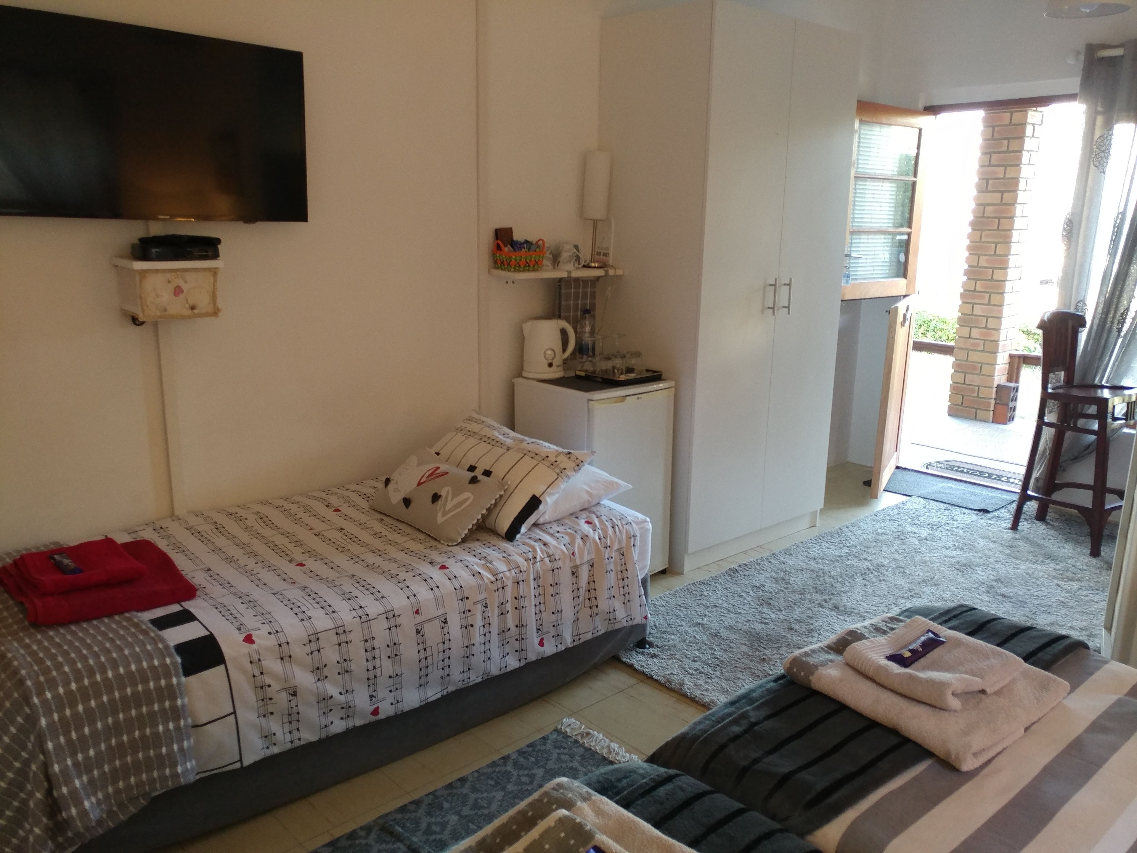 Comfort-Dreibettzimmer (Mako) | Hochwertige Bettwaren, Schreibtisch, laptopgeeigneter Arbeitsplatz