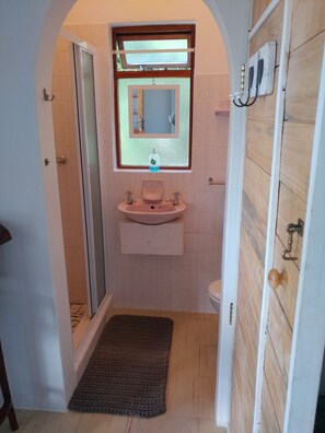 Tremannsrom – comfort (Mako) | Bad | Toalettartikler (inkludert), hårføner, håndklær og såpe