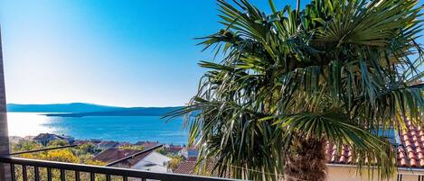 3 bedrooms, desk, soundproofing, iron/ironing board