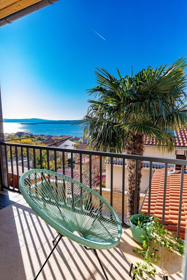 3 bedrooms, desk, soundproofing, iron/ironing board