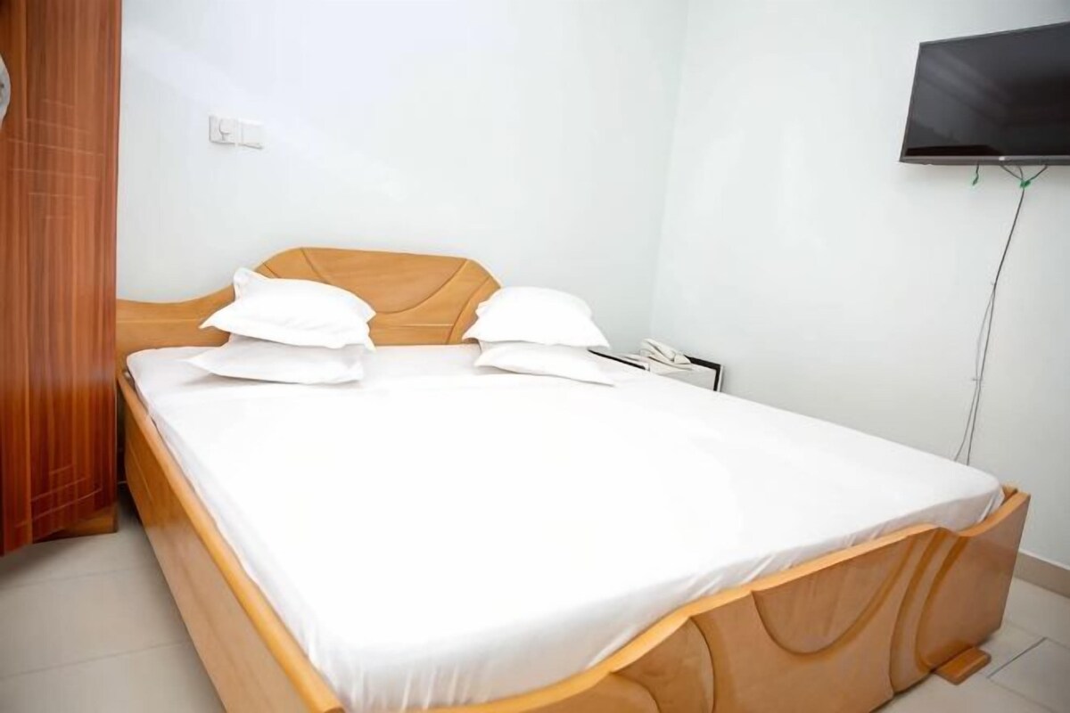 Premium bedding, desk, laptop workspace, iron/ironing board (on request)