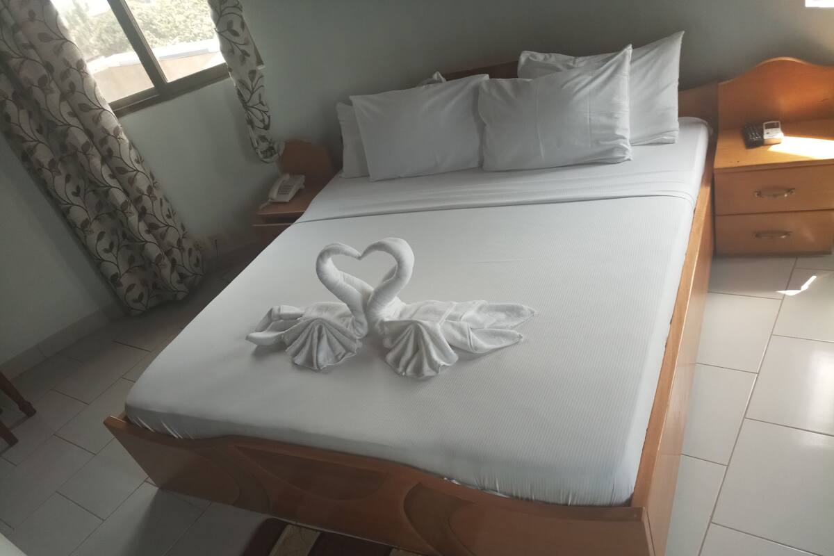 Suite estándar | Ropa de cama de alta calidad y escritorio