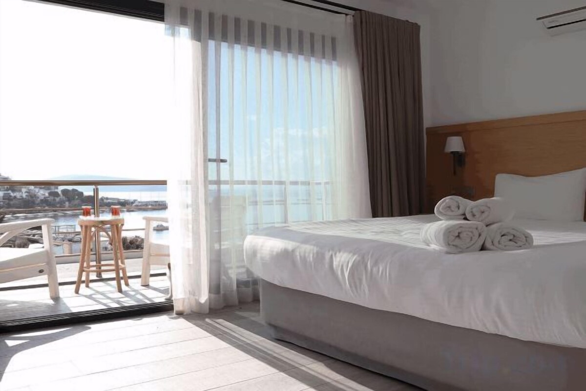 Double Room & Sea View And Balcony