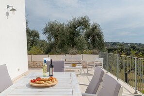 Apartamento, 3 habitaciones | Servicio de comidas en la habitación