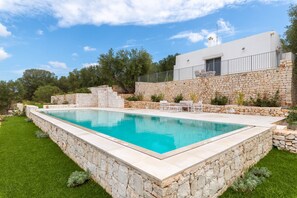 Una piscina al aire libre de temporada