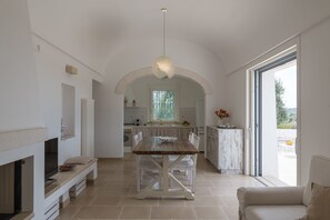 Apartamento, 3 habitaciones | Servicio de comidas en la habitación