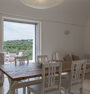 Apartment, 3 Schlafzimmer | Essbereich im Zimmer