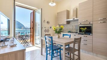 Apartamento, 1 quarto | Cozinha privada | Geladeira grande, fogão, cooktop, chaleira elétrica