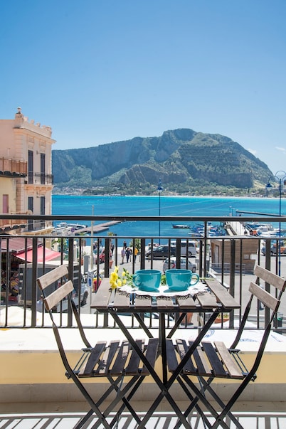 Casetta Vista Mare in Piazza a Mondello by Wonderful Italy