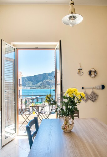 Casetta vista mare in piazza a Mondello