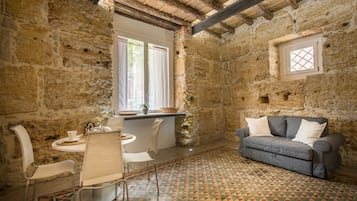 Apartamento, 2 quartos | Área de estar | TV de tela plana