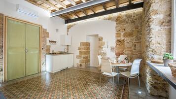 Apartamento, 2 quartos | Opções para refeição no quarto