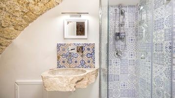 Apartamento, 2 quartos | Banheiro | Chuveiro, chuveiro com efeito de chuva, produtos de toalete grátis