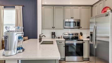 Fridge, oven, stovetop, dishwasher