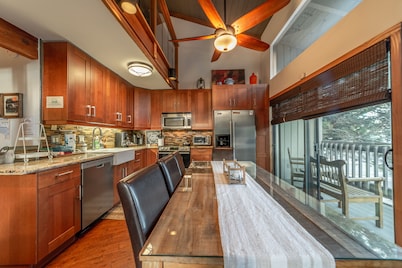 Elegant Year-Round 2+Loft Townhome 4 Baths & Wi-Fi