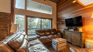 Una televisión, una chimenea, videojuegos, un reproductor de DVD