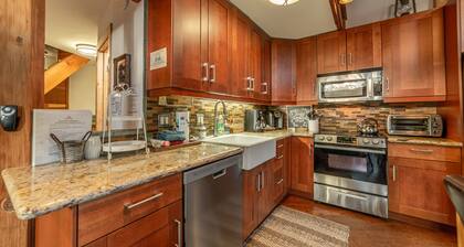 Elegant Year-Round Resort Home for 8, Free WIFI, 2 cars.