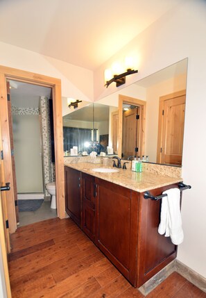 Combined shower/bathtub, hair dryer, towels