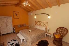 1 室のベッドルーム、デスク、アイロン / アイロン台、WiFi (無料)