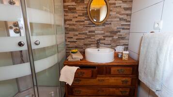 Shower, jetted tub, hair dryer, towels