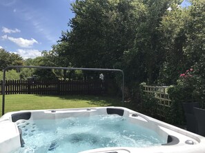 Rose Barn | Private spa tub